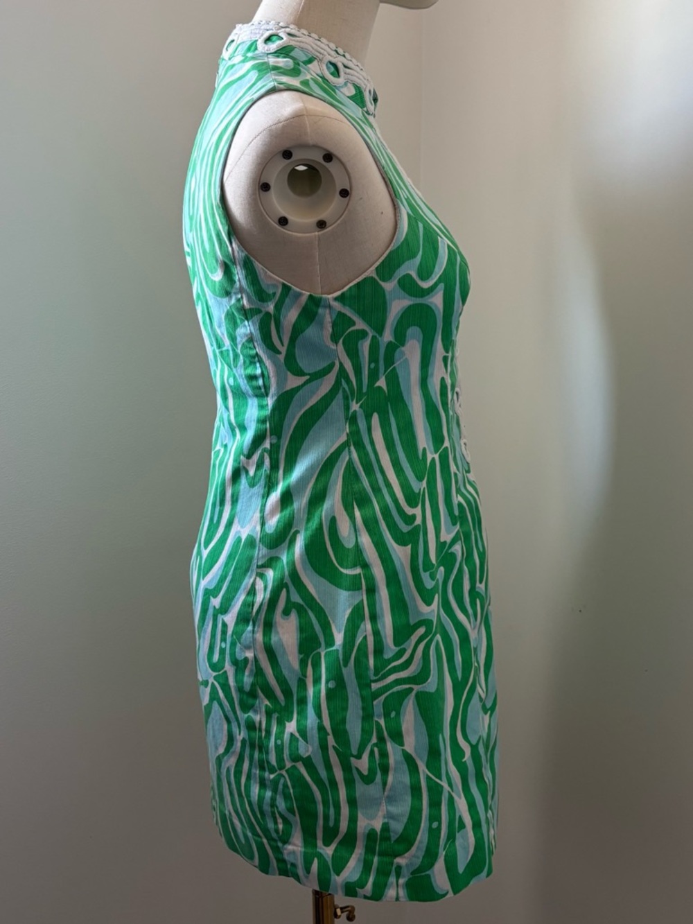 Sleeveless Green Wave-Print Shift Dress with Decorative Trim - Picture 3 of 14